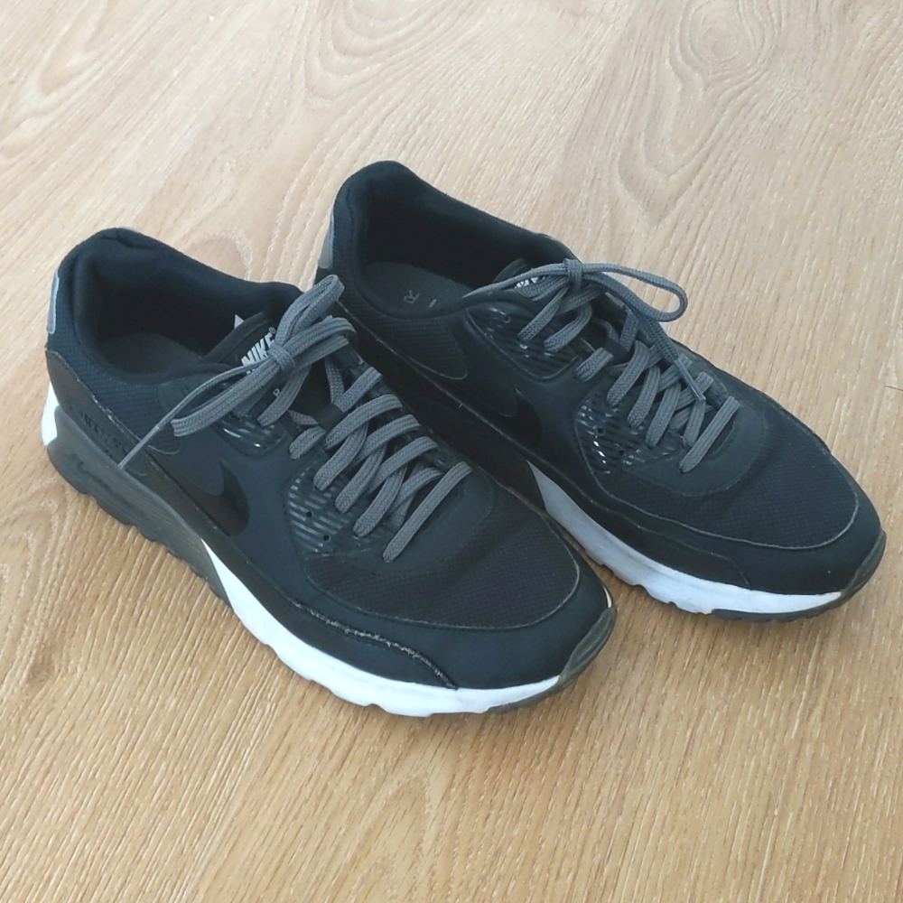 Black Nike Air Max